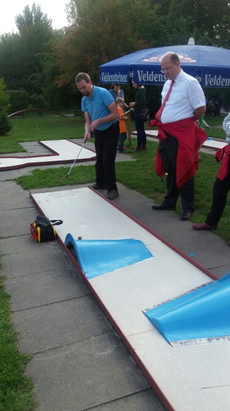 Minigolf2 Dennis Jannack Stadtrat und Jens Kalkofen Stadtsparkasse